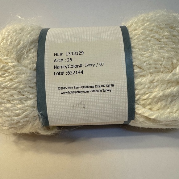1 Skein Yarn Bee Romantique Yarn - Ivory - Picture 3 of 4